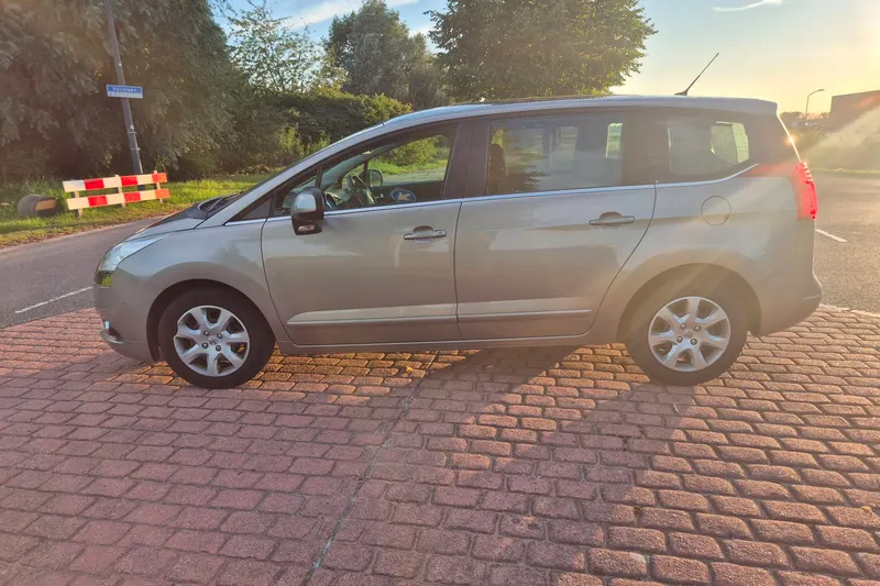 Peugeot 5008 (2011)
