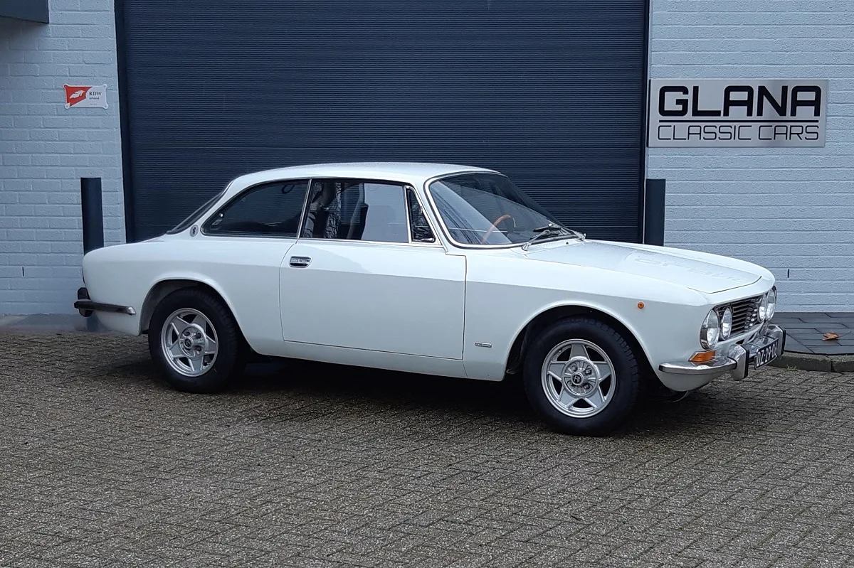 Alfa Romeo GTV (1971) — foto 1
