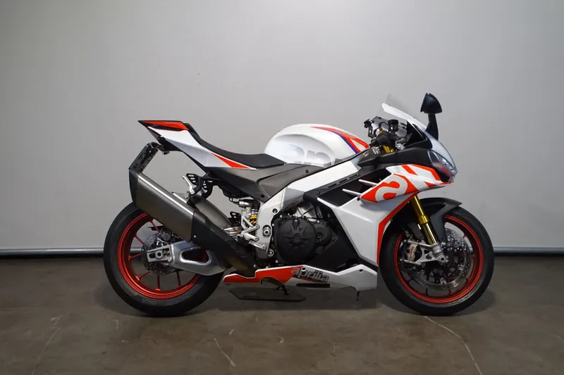 Aprilia RSV4 1100 Factory (2023)