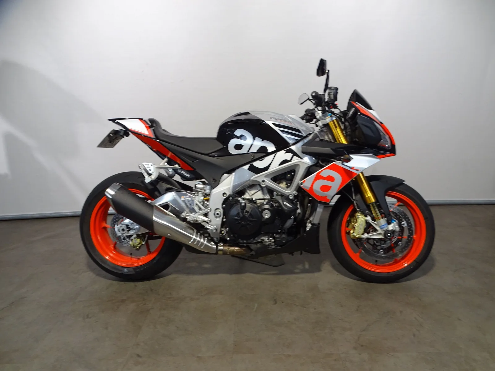 Aprilia Tuono V4 1100 FACTORY (2016) — foto 1
