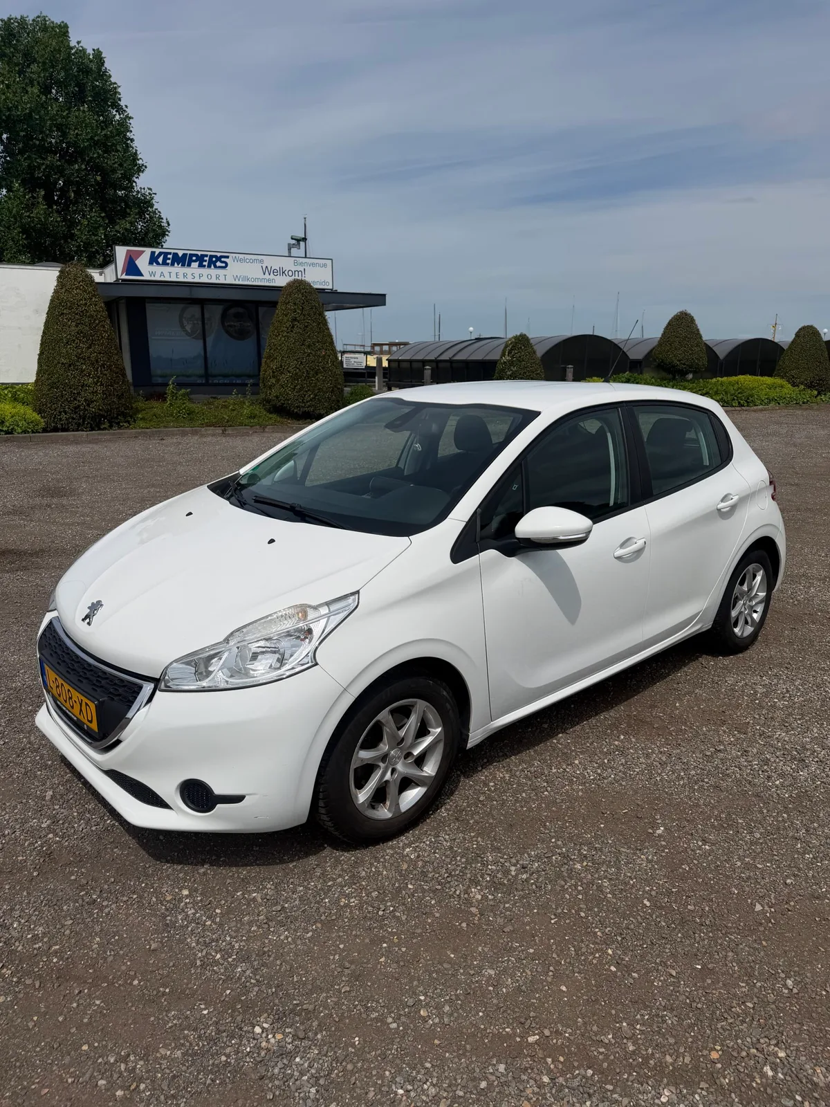 Peugeot 208 (2014) — foto 1