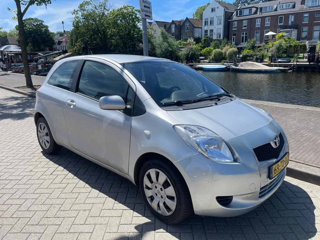 Toyota Yaris (2006) — foto 1