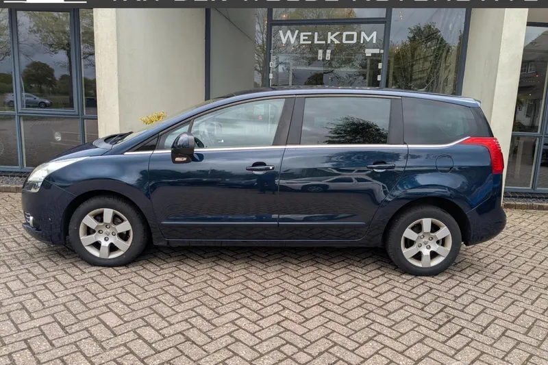 Peugeot 5008 (2011)
