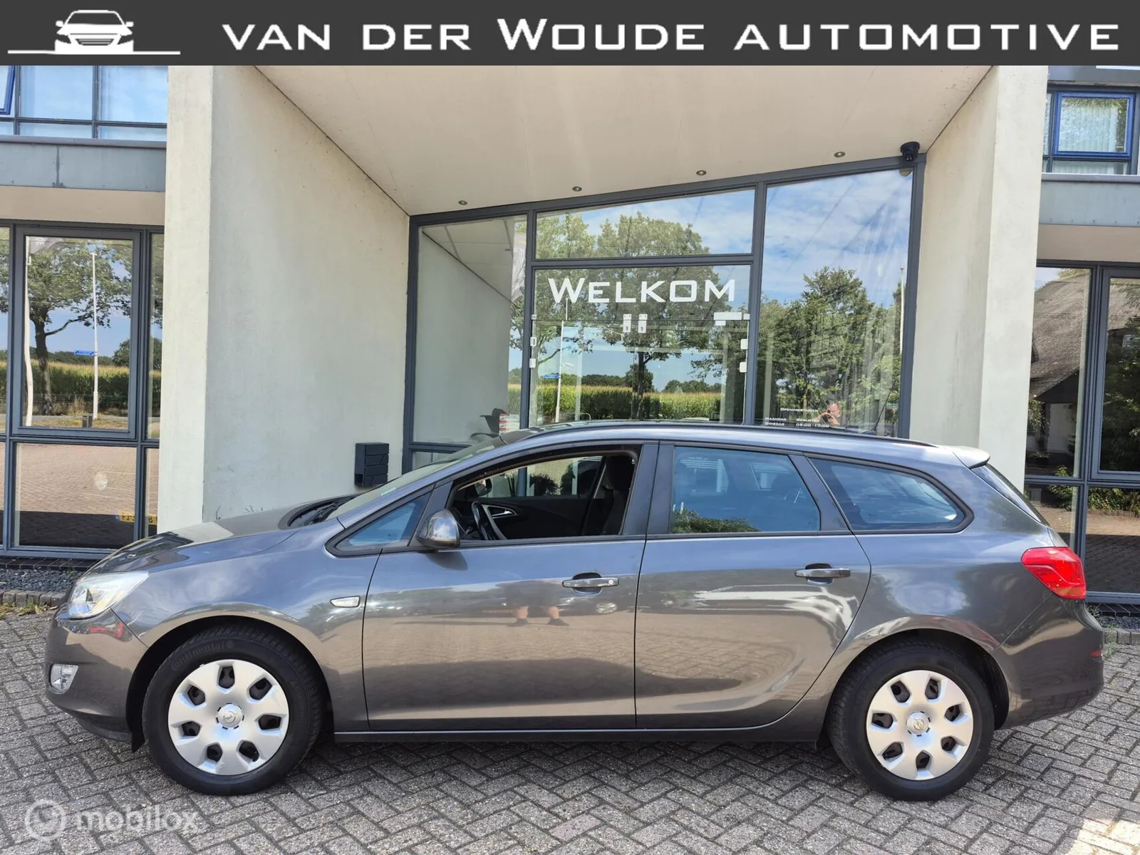 Opel Astra Sports Tourer (2012) — foto 1