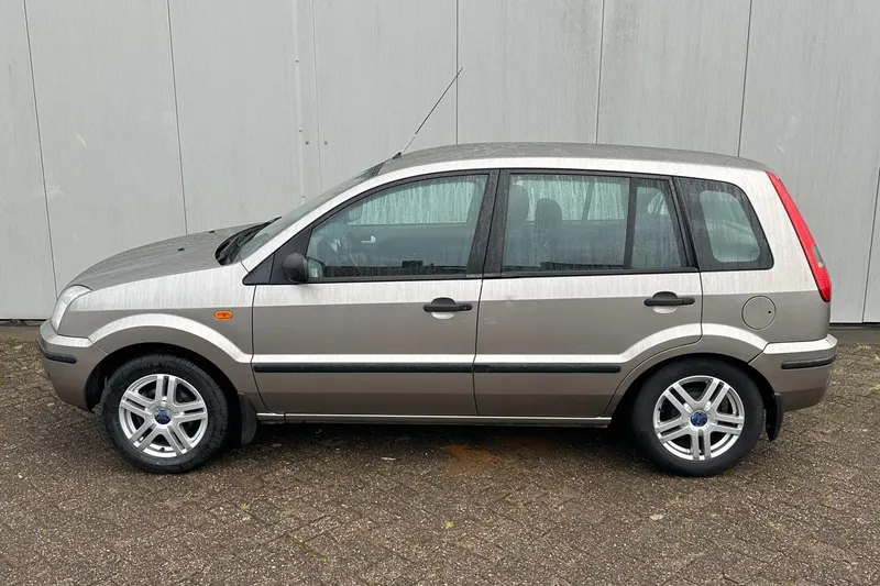 Ford Fusion (2003)