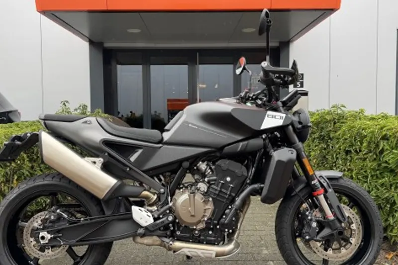 Husqvarna 801 SVARTPILEN (2024)