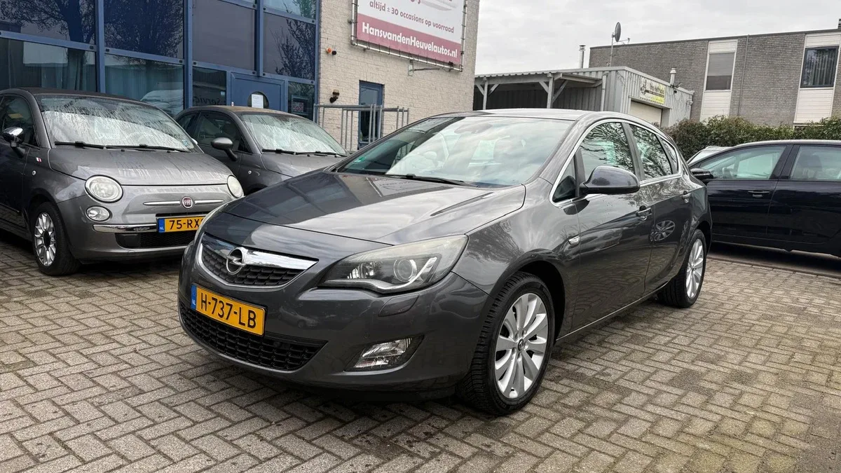 Opel Astra (2010) — foto 1