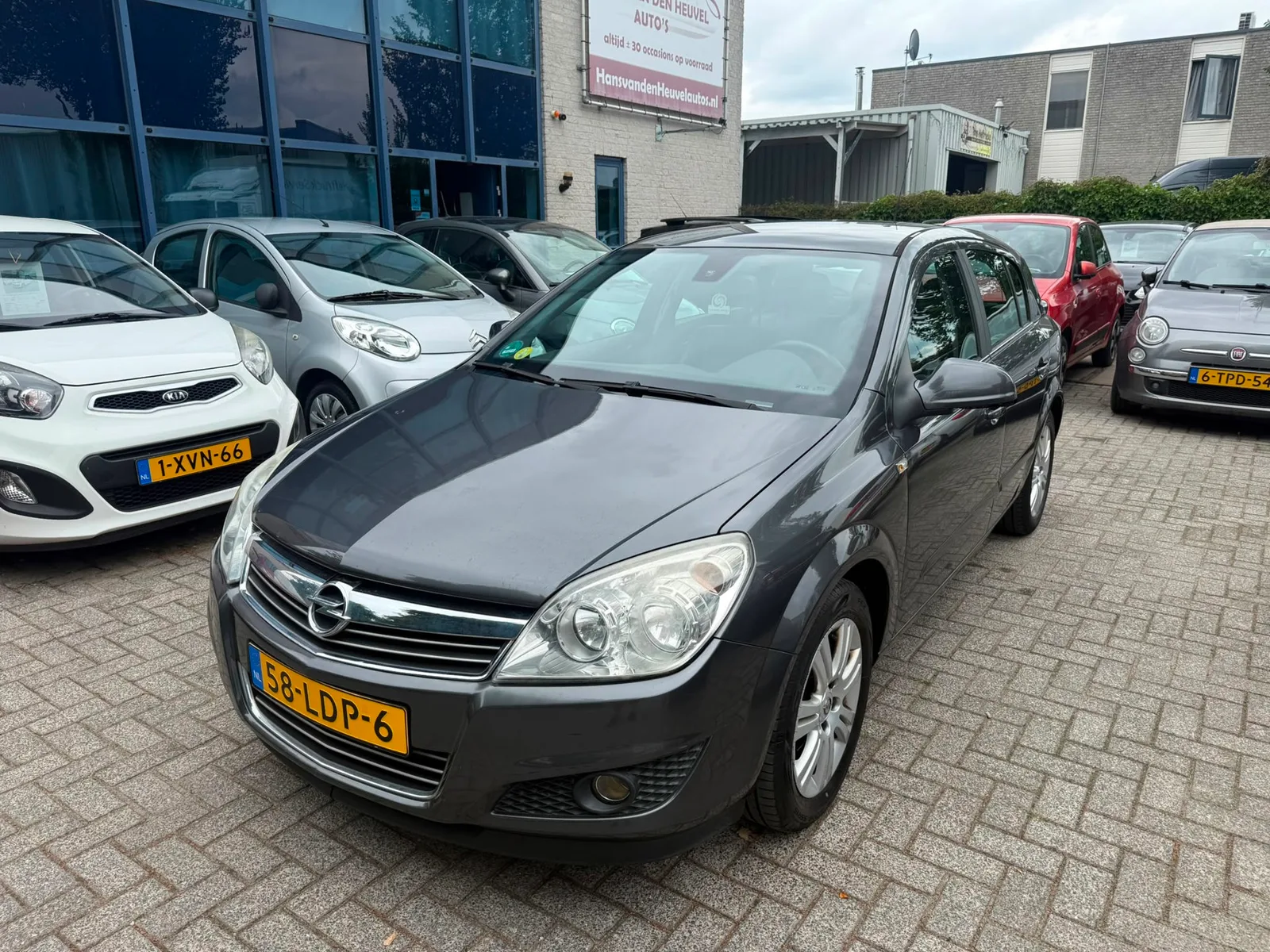 Opel Astra (2010) — foto 1