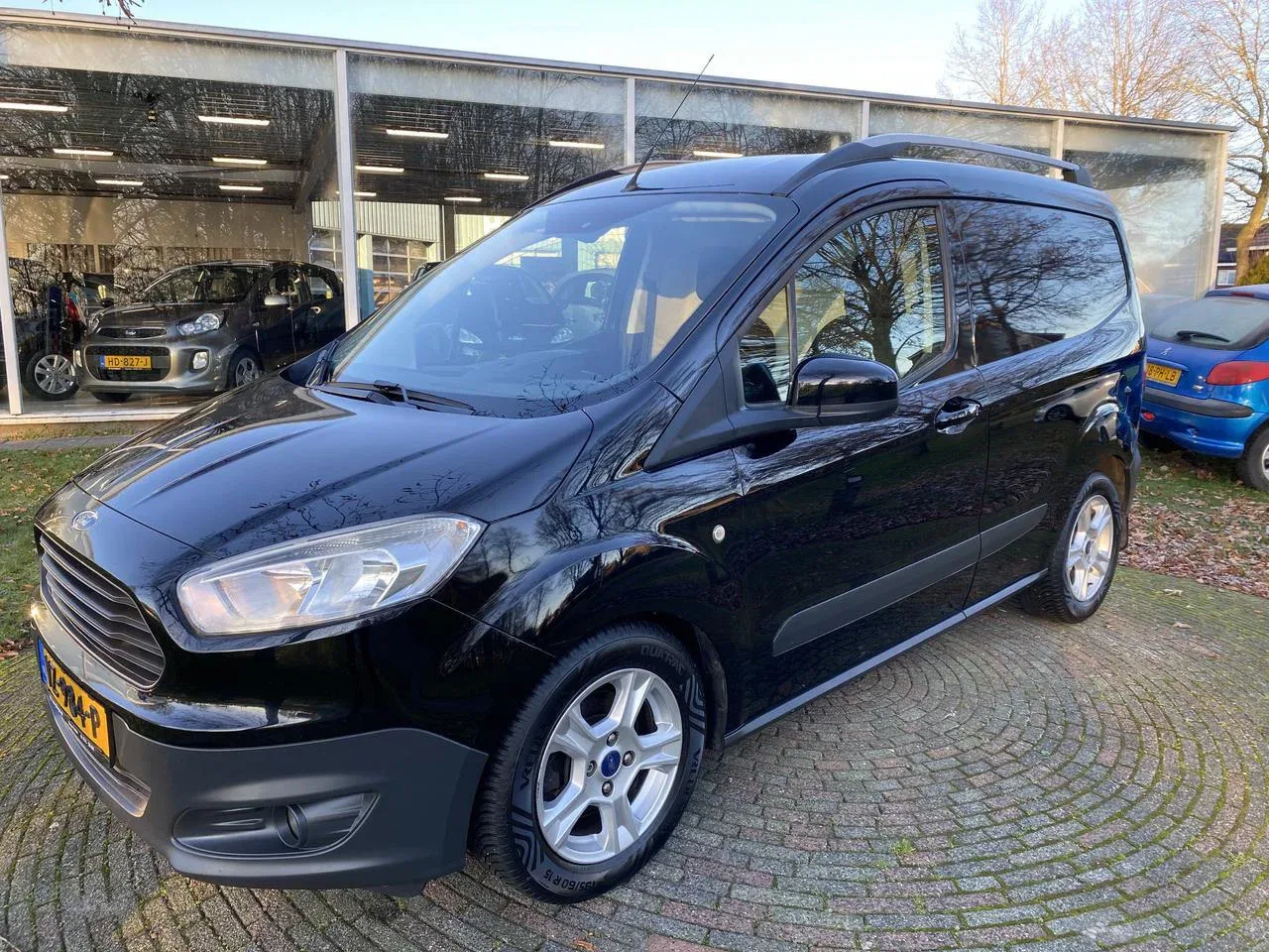 Ford Transit Courier (2016) — foto 1