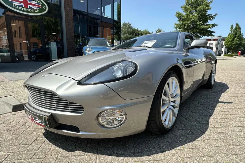 Aston Martin V12 Vanquish (2002)