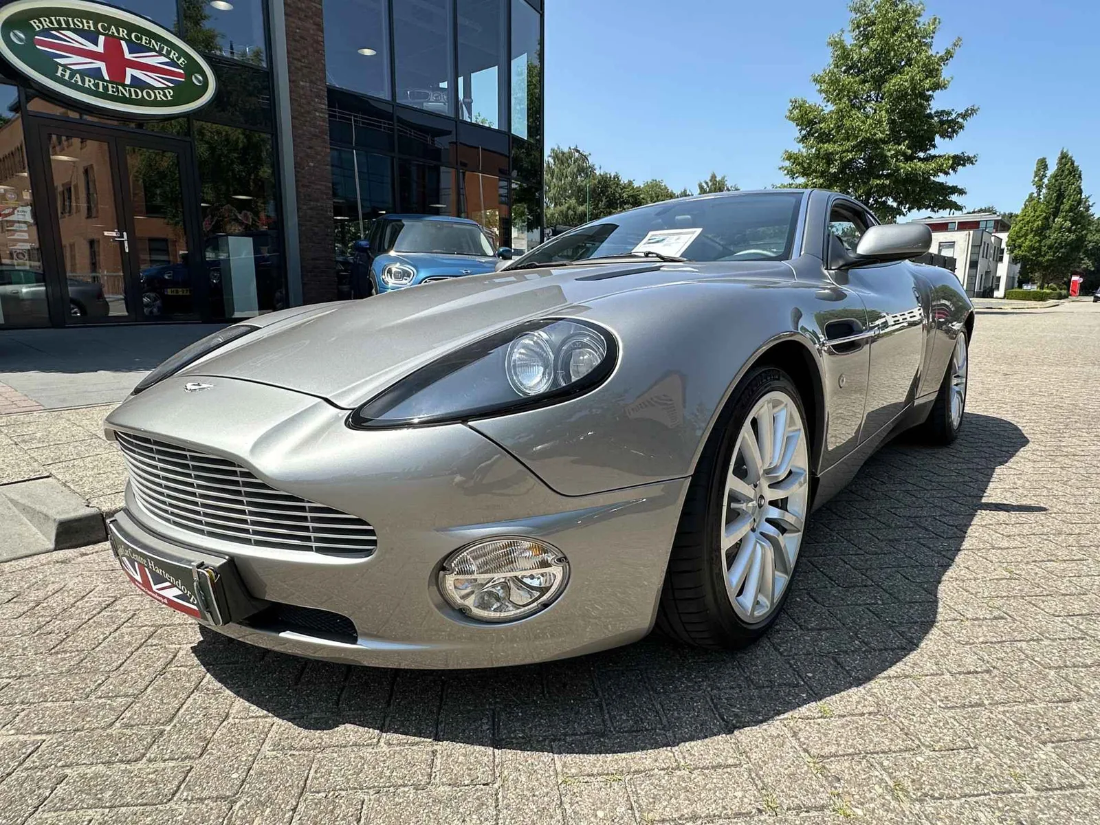 Aston Martin V12 Vanquish (2002) — foto 1