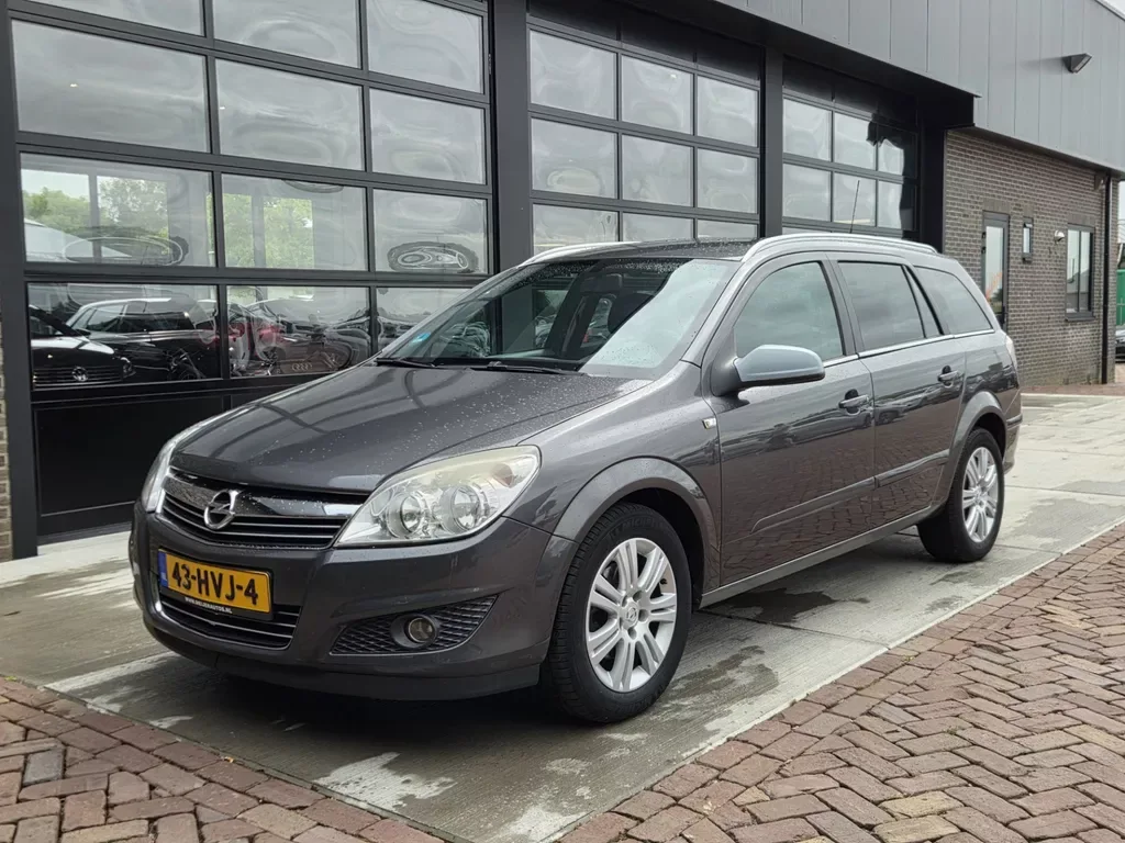 Opel Astra (2009) — foto 1