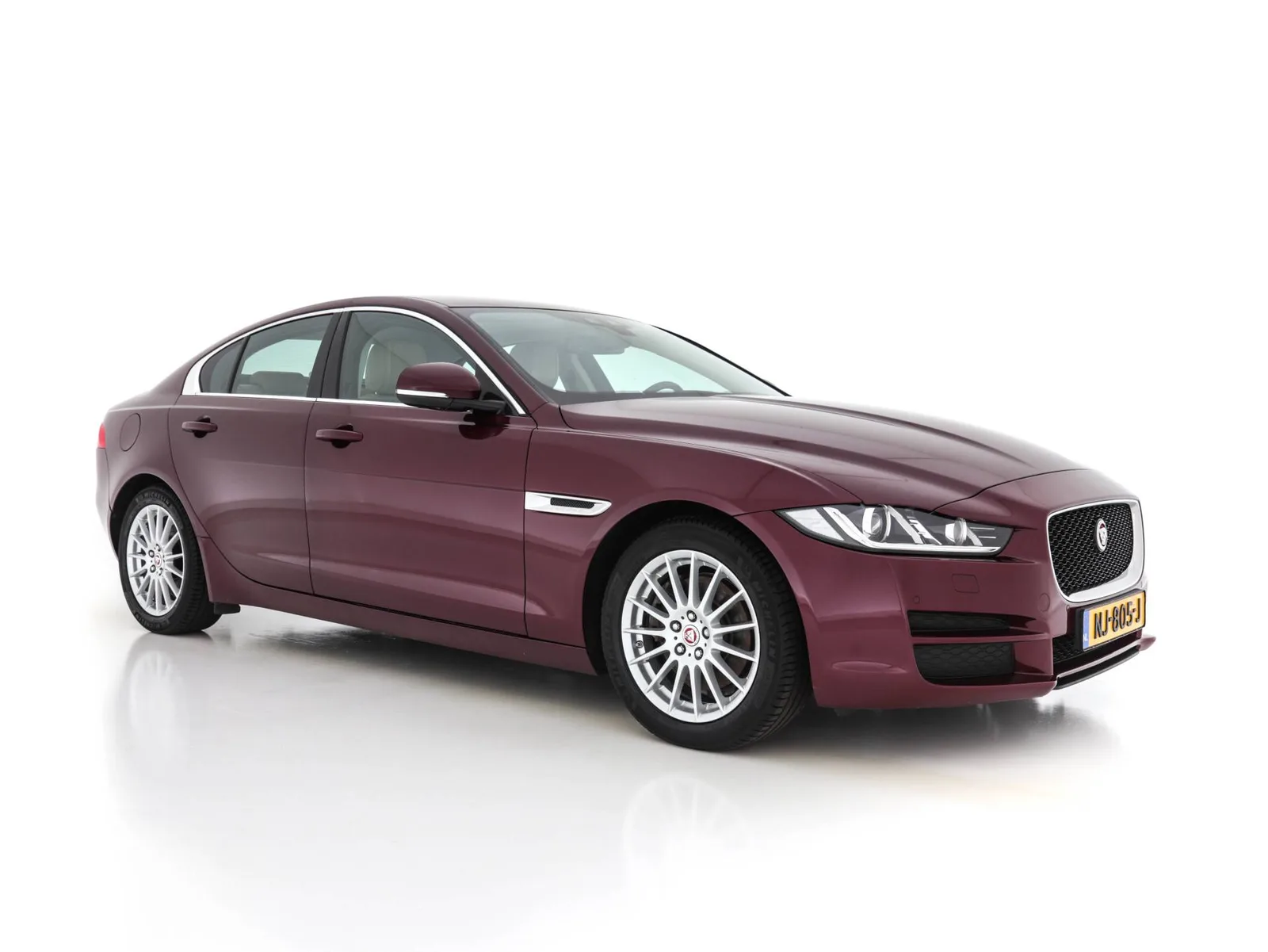 Jaguar XE (2017) — foto 1