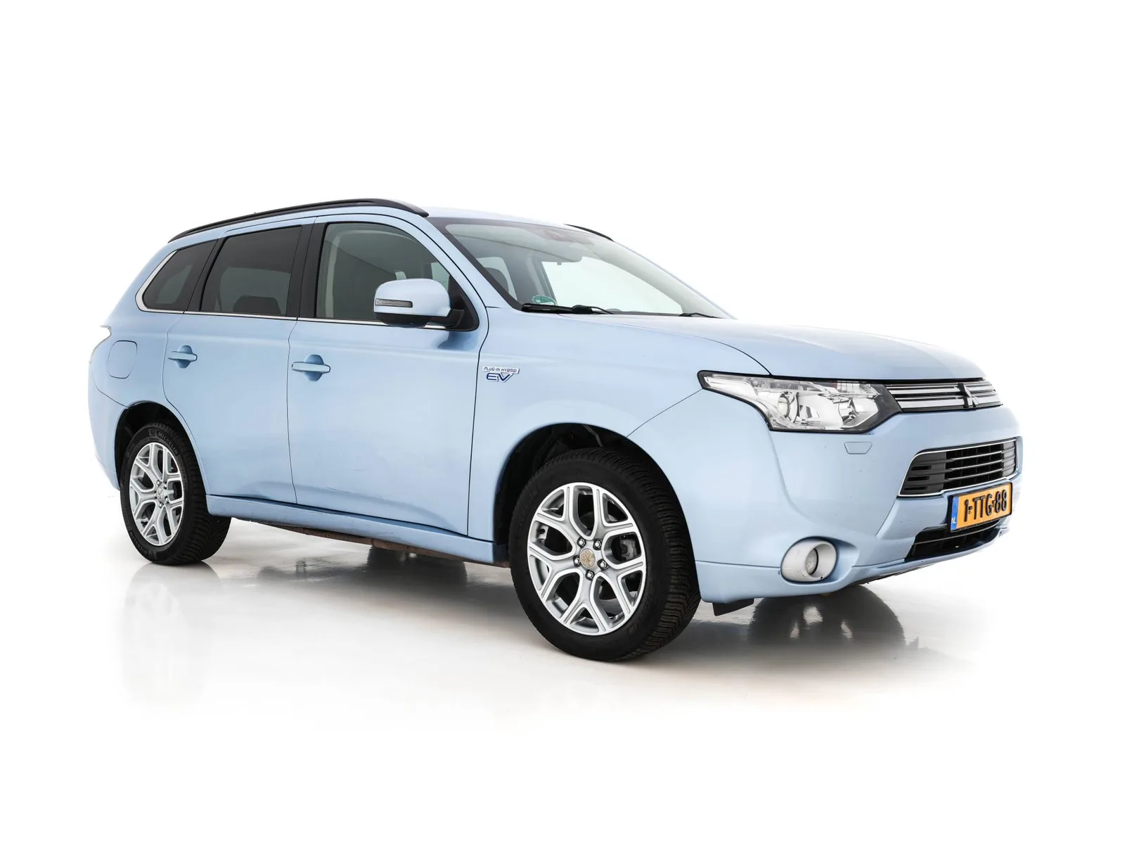 Mitsubishi Outlander (2014) — foto 1