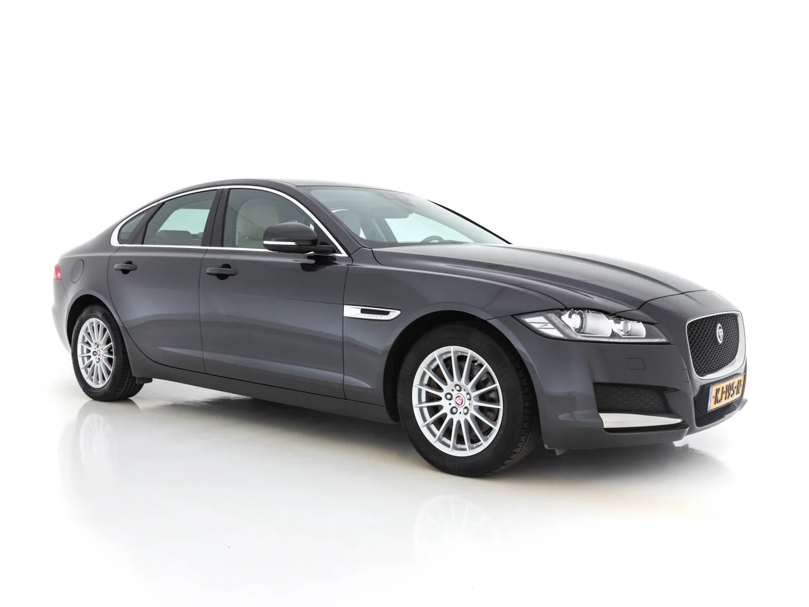 Jaguar XF (2016) — foto 1