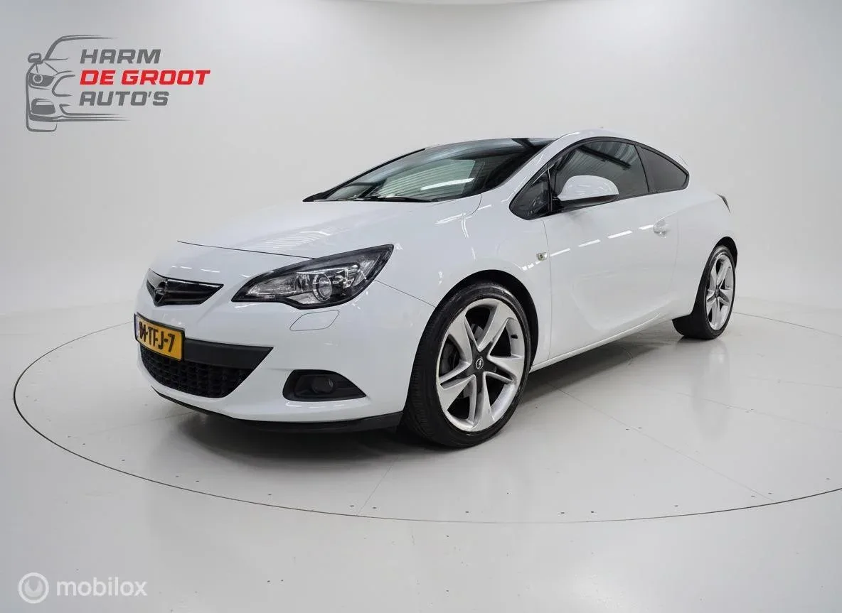 Opel Astra GTC (2012) — foto 1