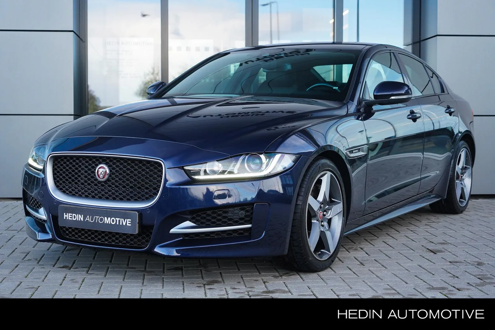 Jaguar XE (2019) — foto 1