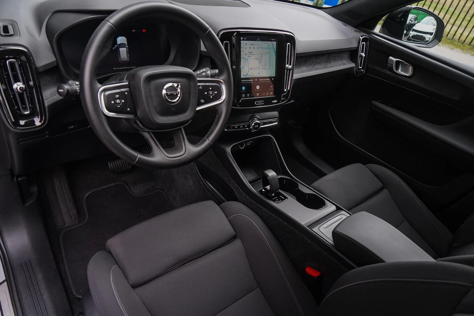 Volvo EX40 (2025) — foto 1