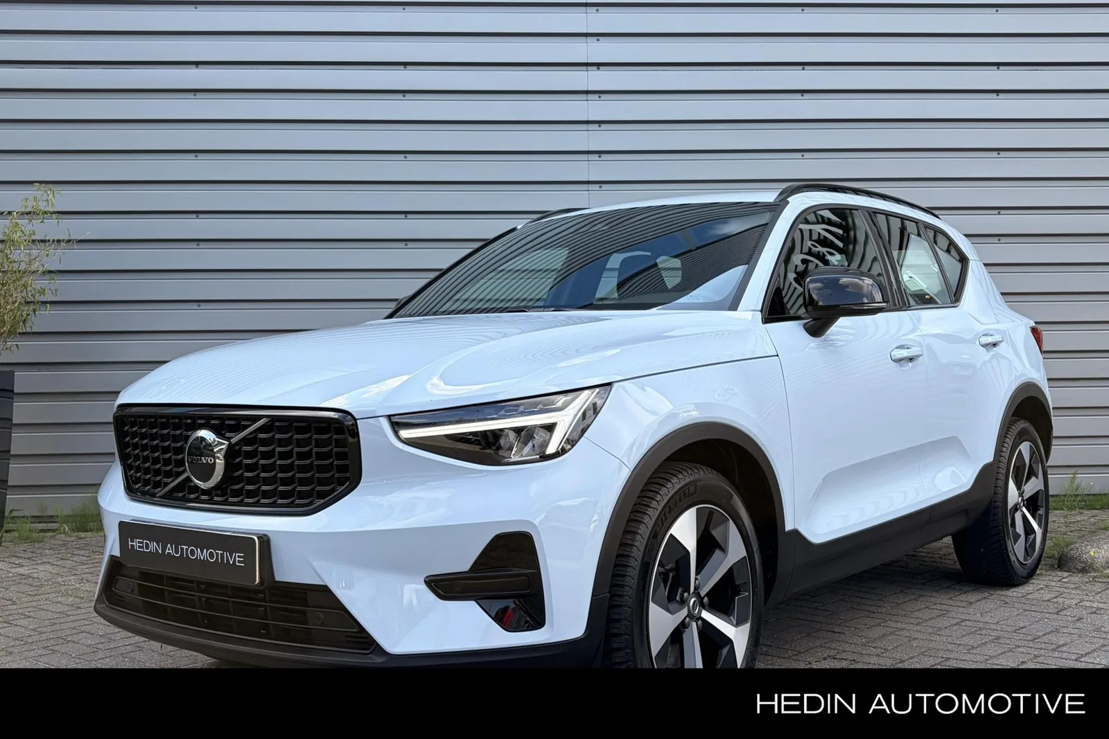 Volvo XC40 (2025) — foto 1