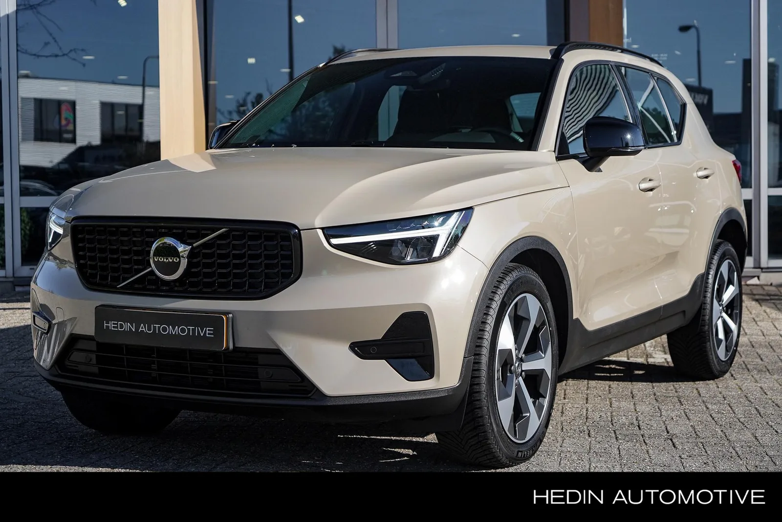 Volvo XC40 (2025) — foto 1