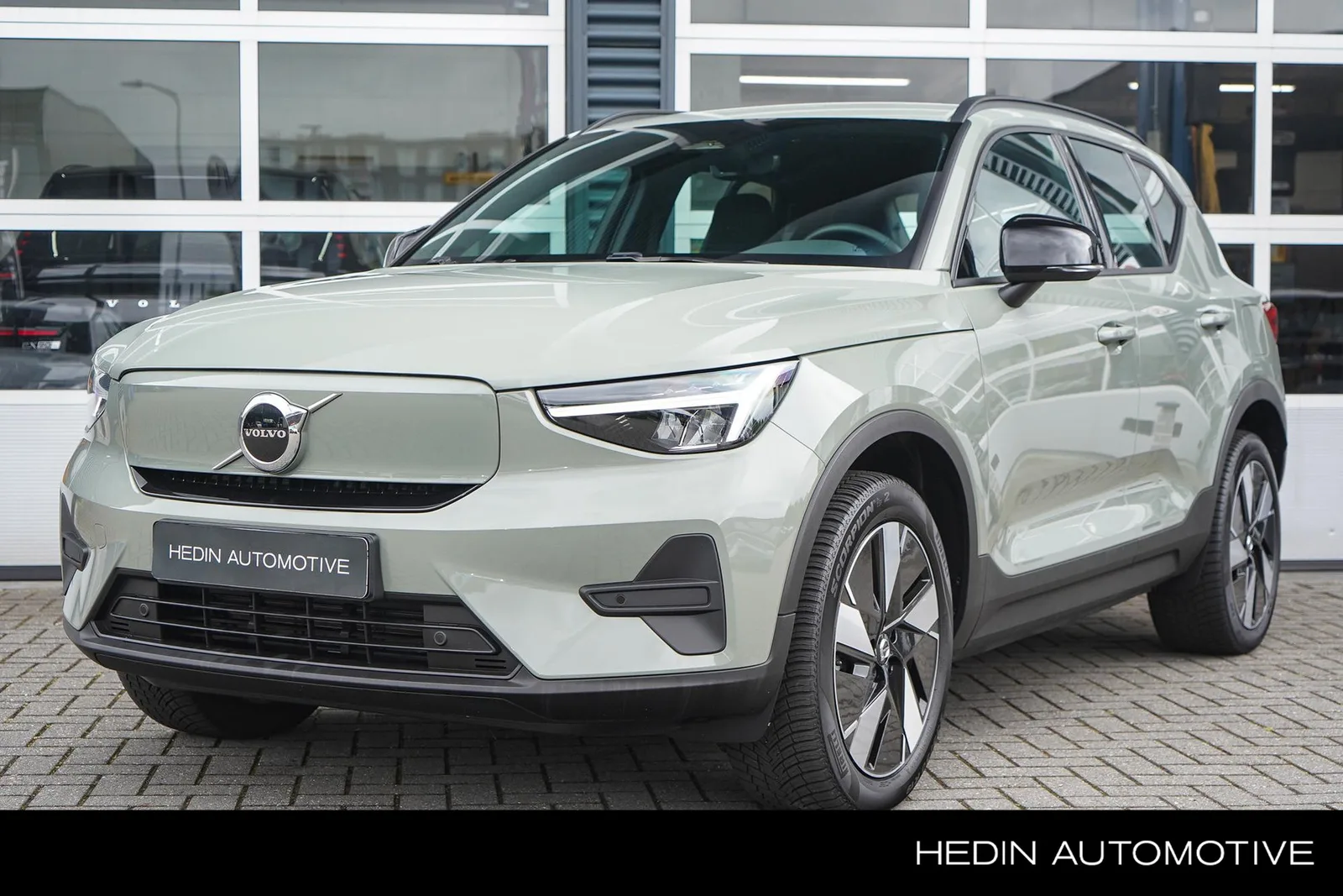 Volvo EX40 (2025) — foto 1