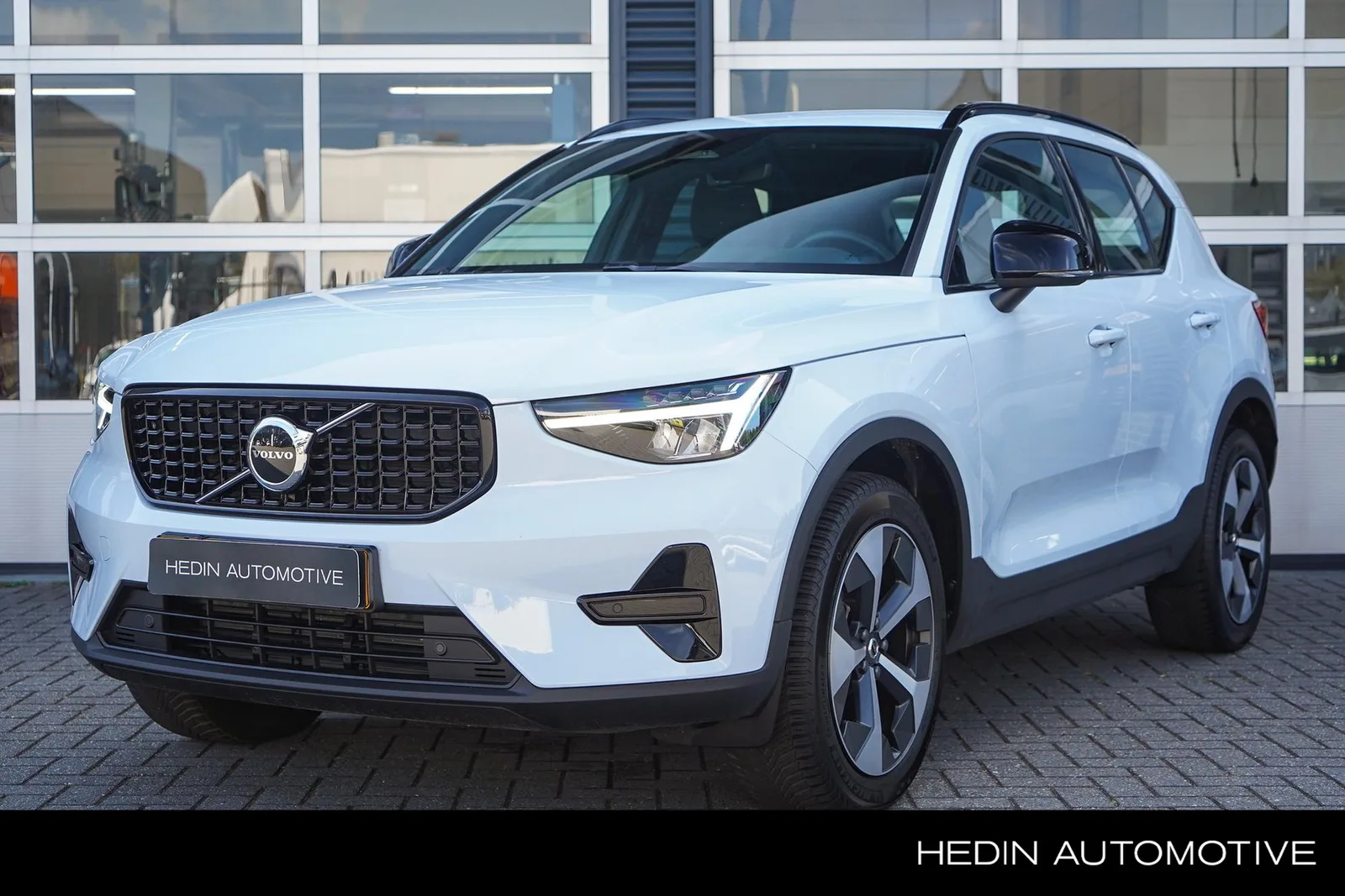 Volvo XC40 (2025) — foto 1
