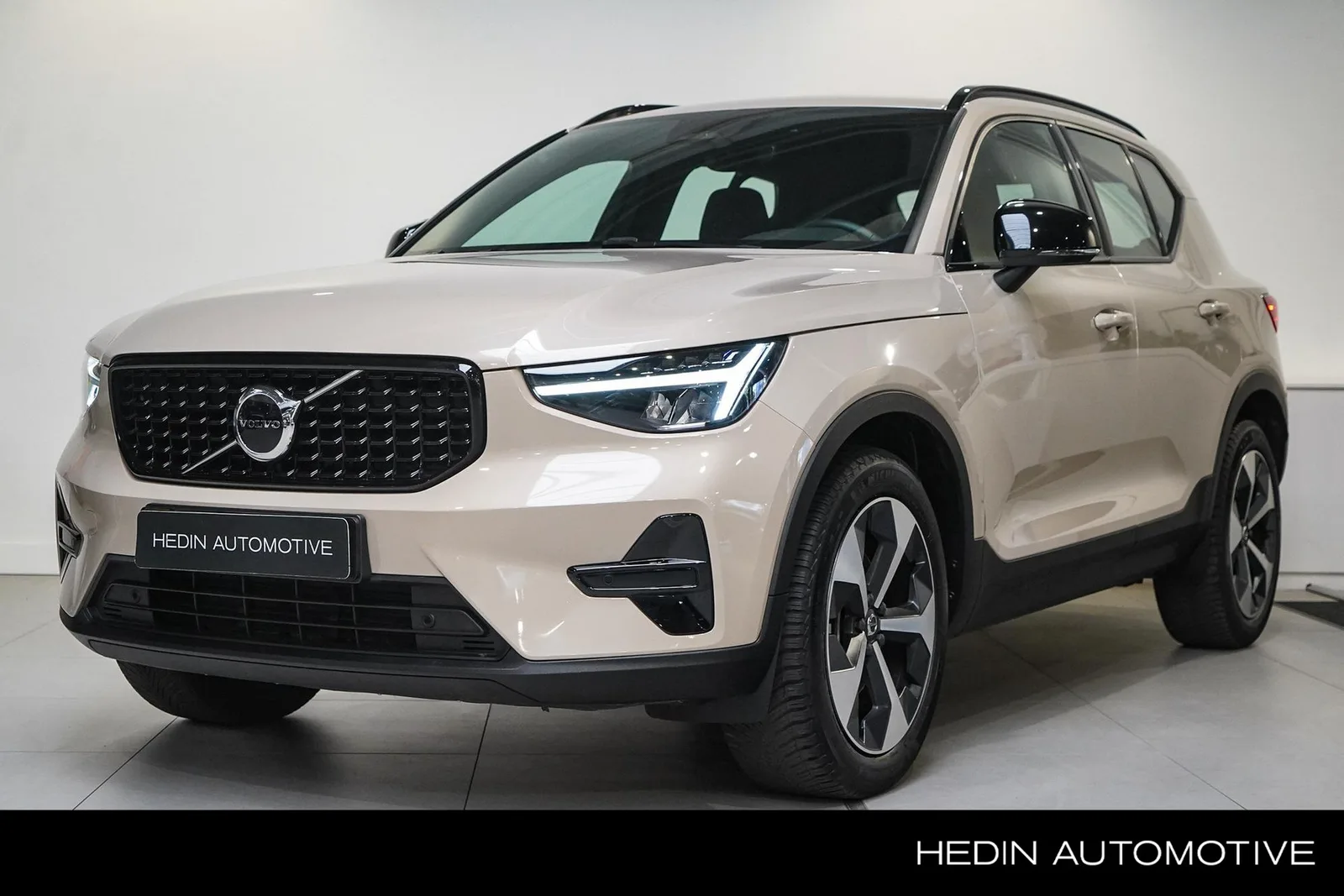 Volvo XC40 (2025) — foto 1