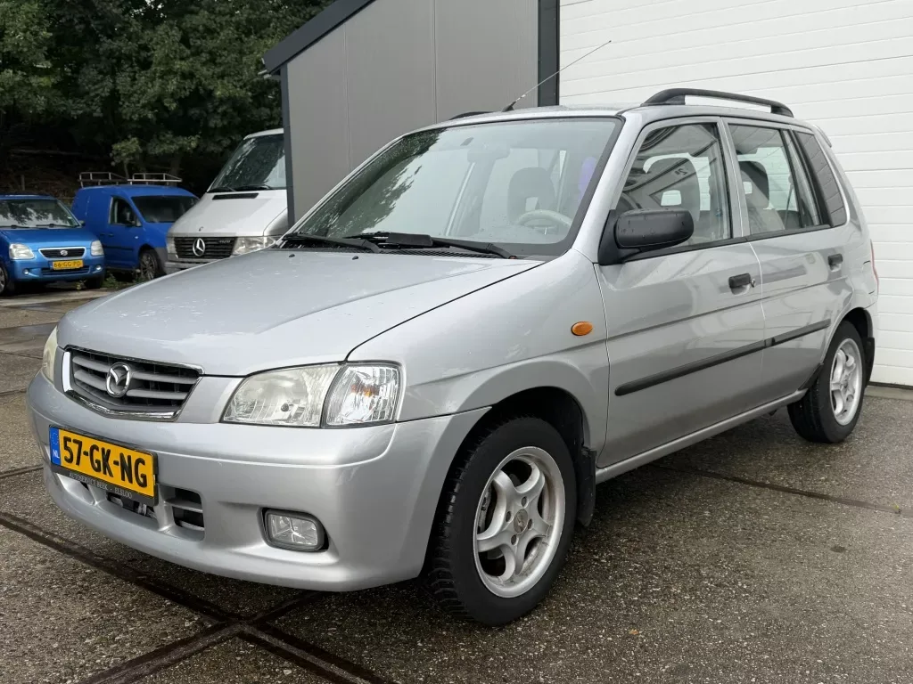 Mazda Demio (2000) — foto 1