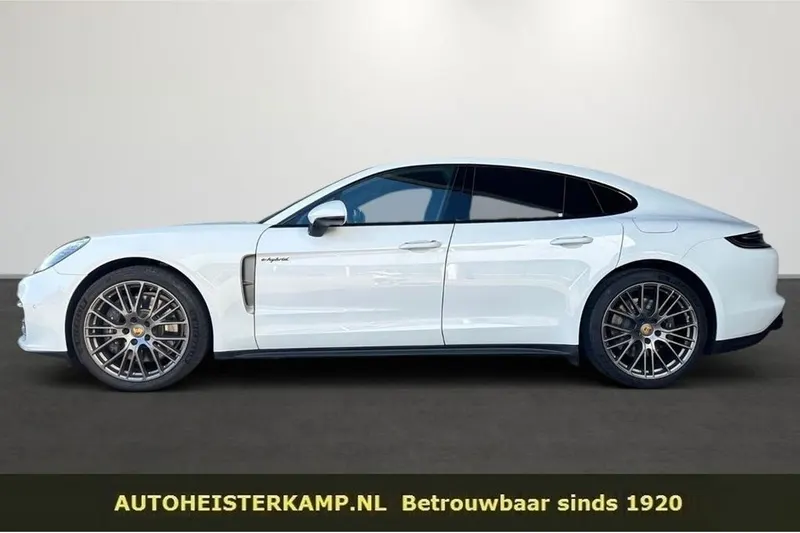 Porsche Panamera (2023)