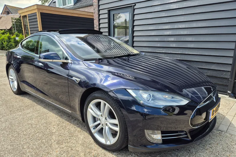 Tesla Model S (2013)