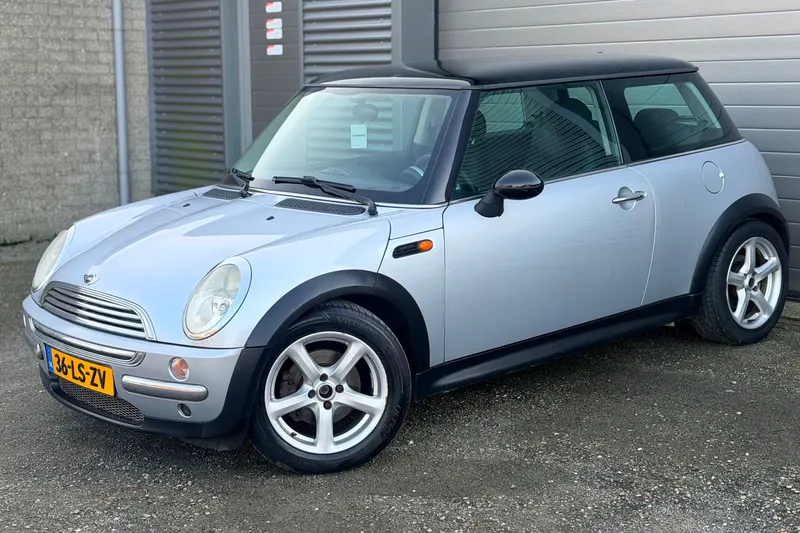 MINI Cooper (2003)