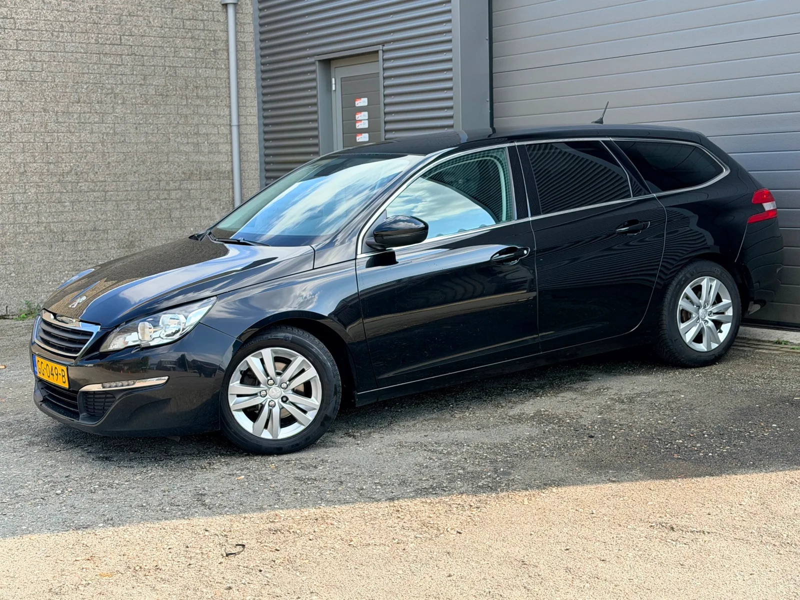 Peugeot 308 (2015) — foto 1