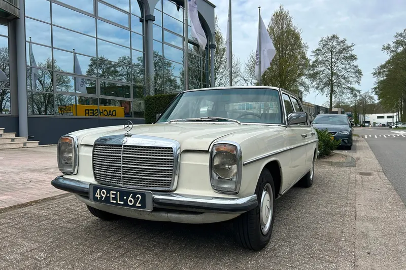 Mercedes-Benz 200-280 (1974)