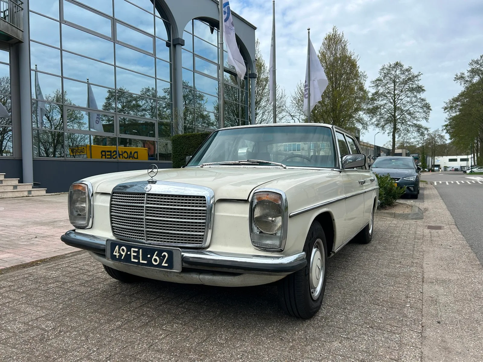 Mercedes-Benz 200-280 (1974) — foto 1