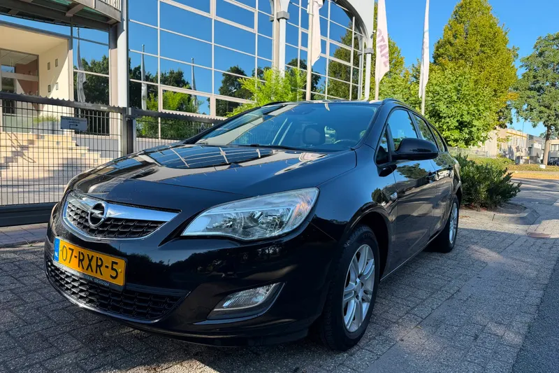 Opel Astra Sports Tourer (2011)