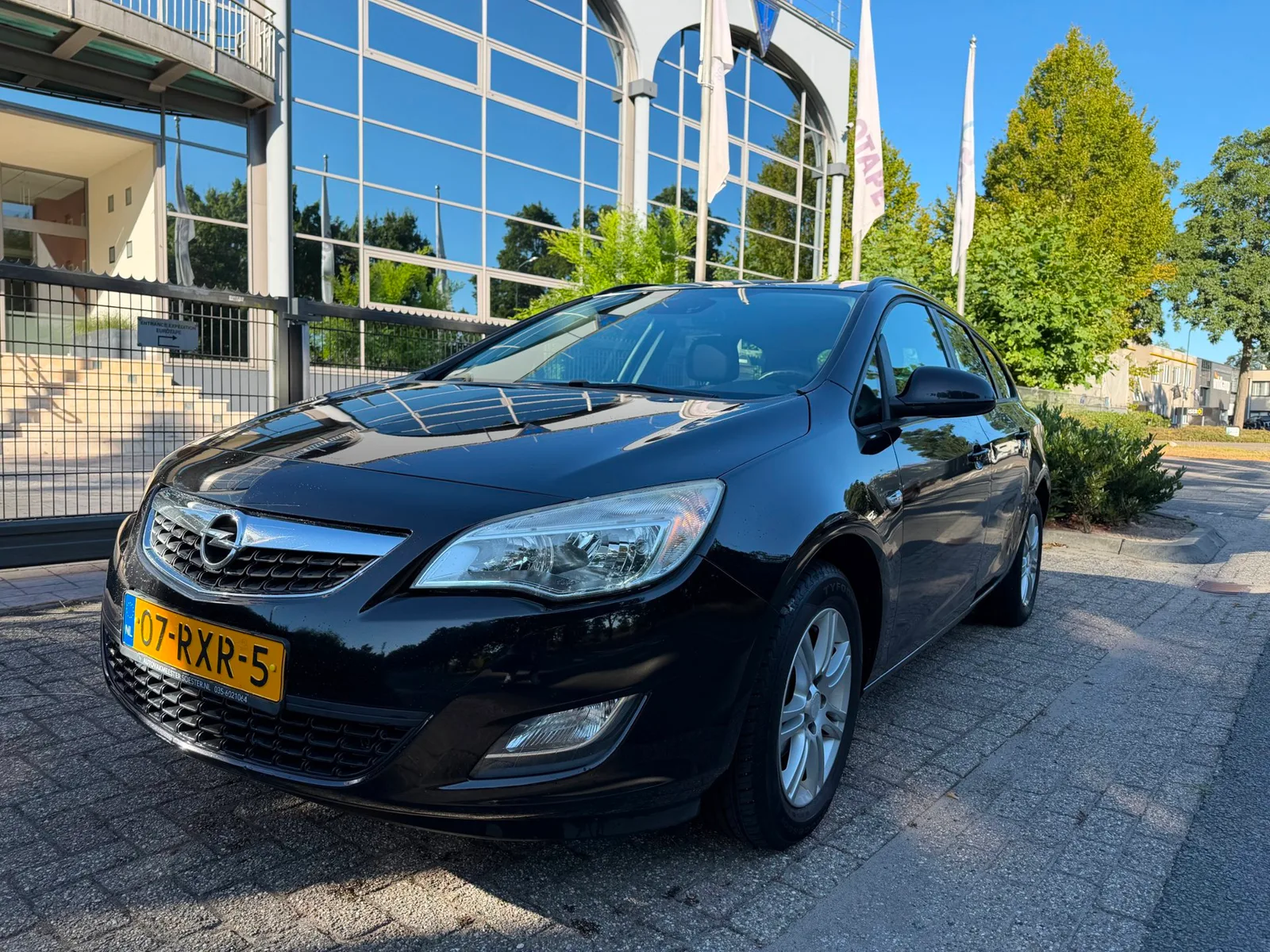 Opel Astra Sports Tourer (2011) — foto 1