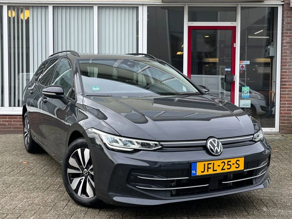 Volkswagen Golf (2024) — foto 1