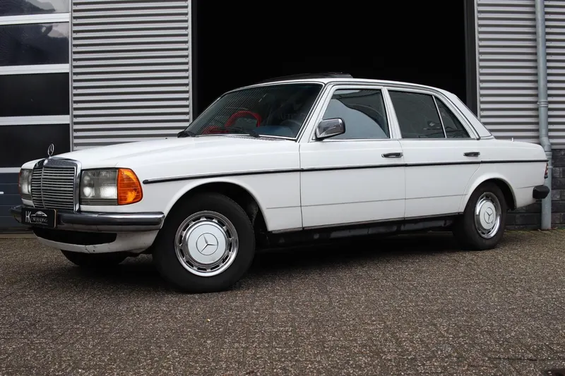 Mercedes-Benz 200-280 (1978)
