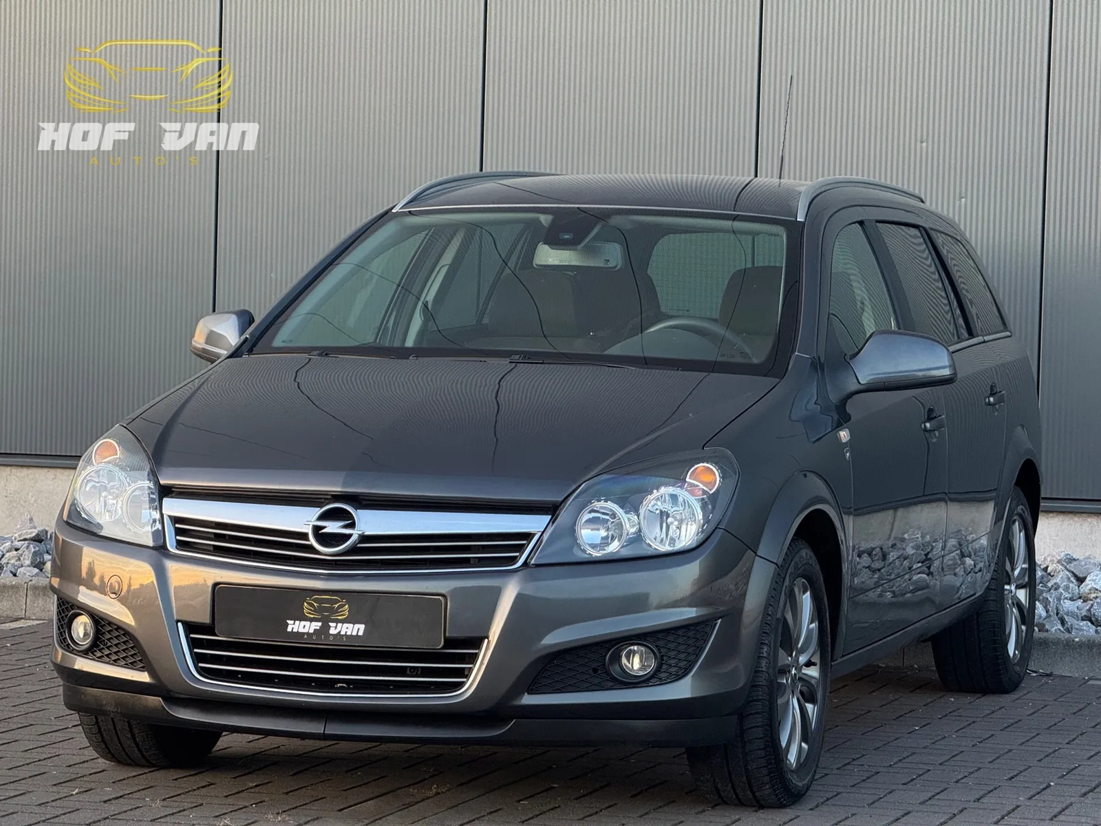 Opel Astra (2010) — foto 1