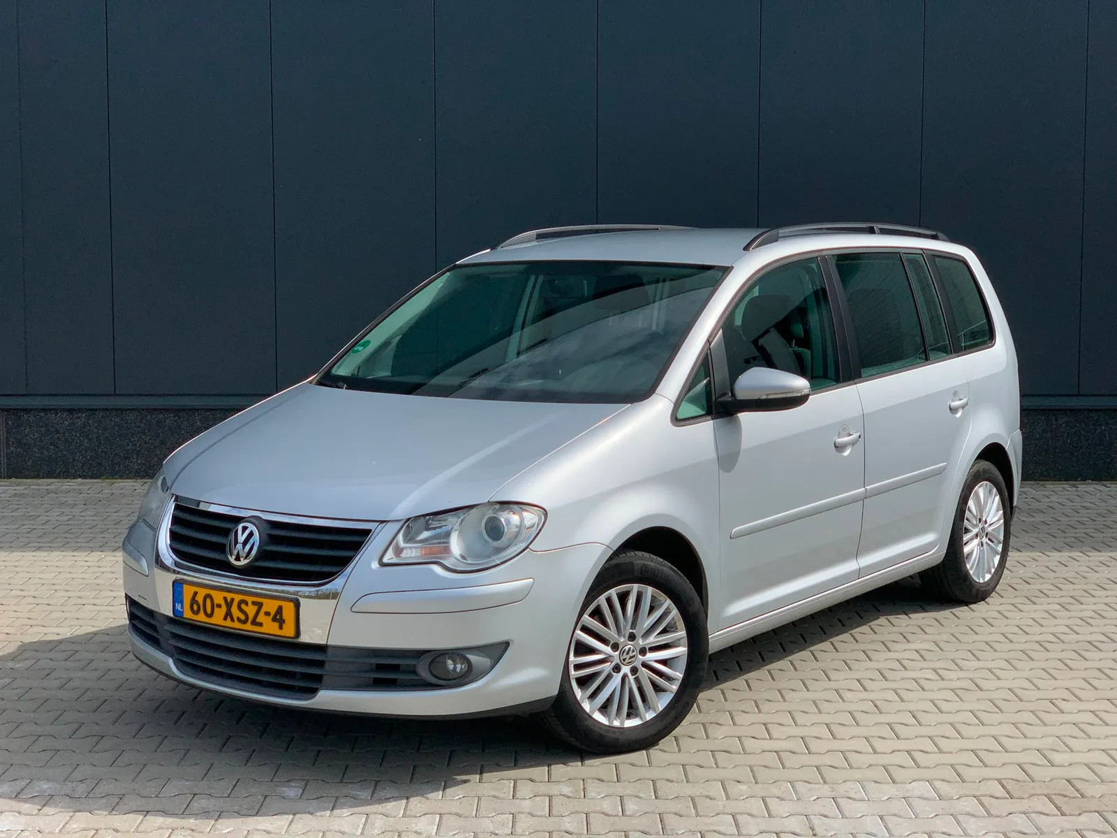 Volkswagen Touran (2010) — foto 1