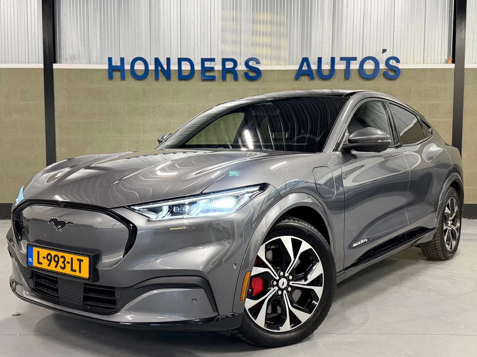 Ford Mustang Mach-E (2021) — foto 1