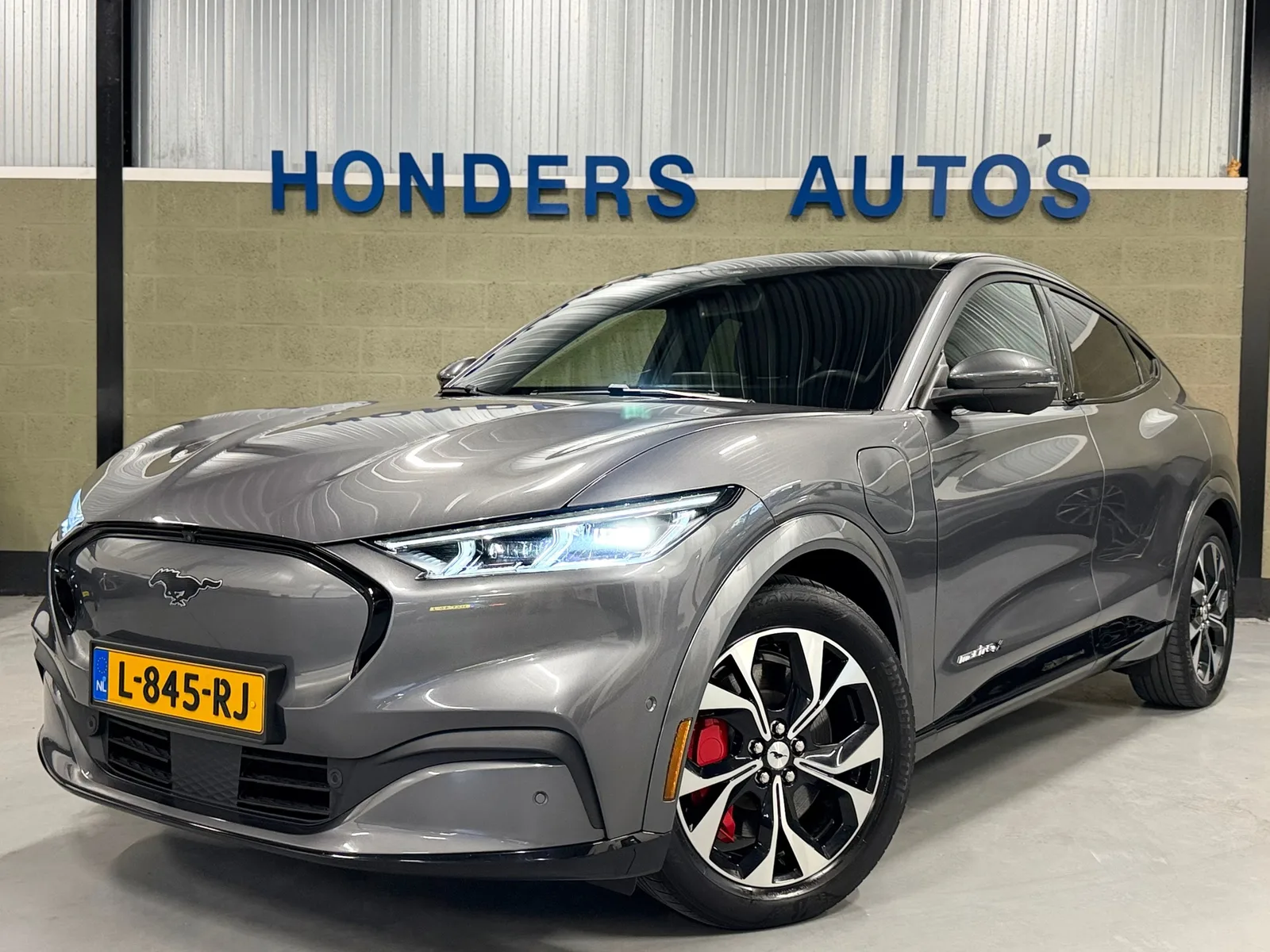 Ford Mustang Mach-E (2021) — foto 1