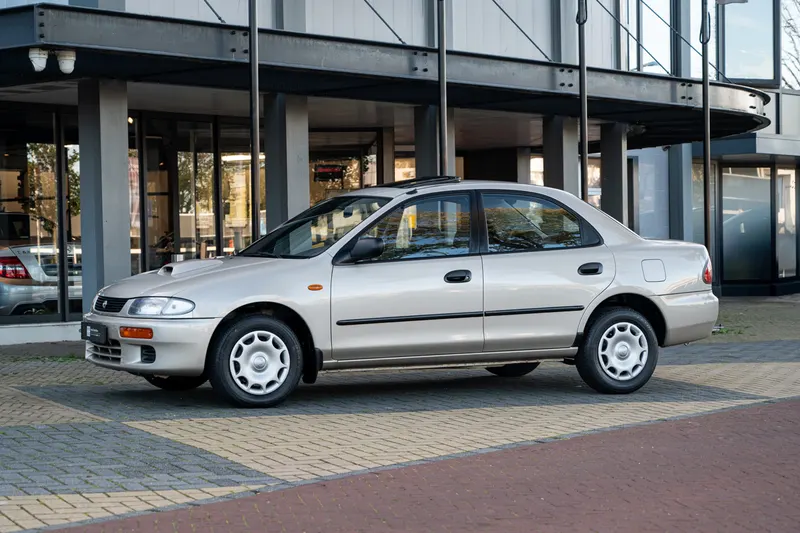 Mazda 323 (1995)