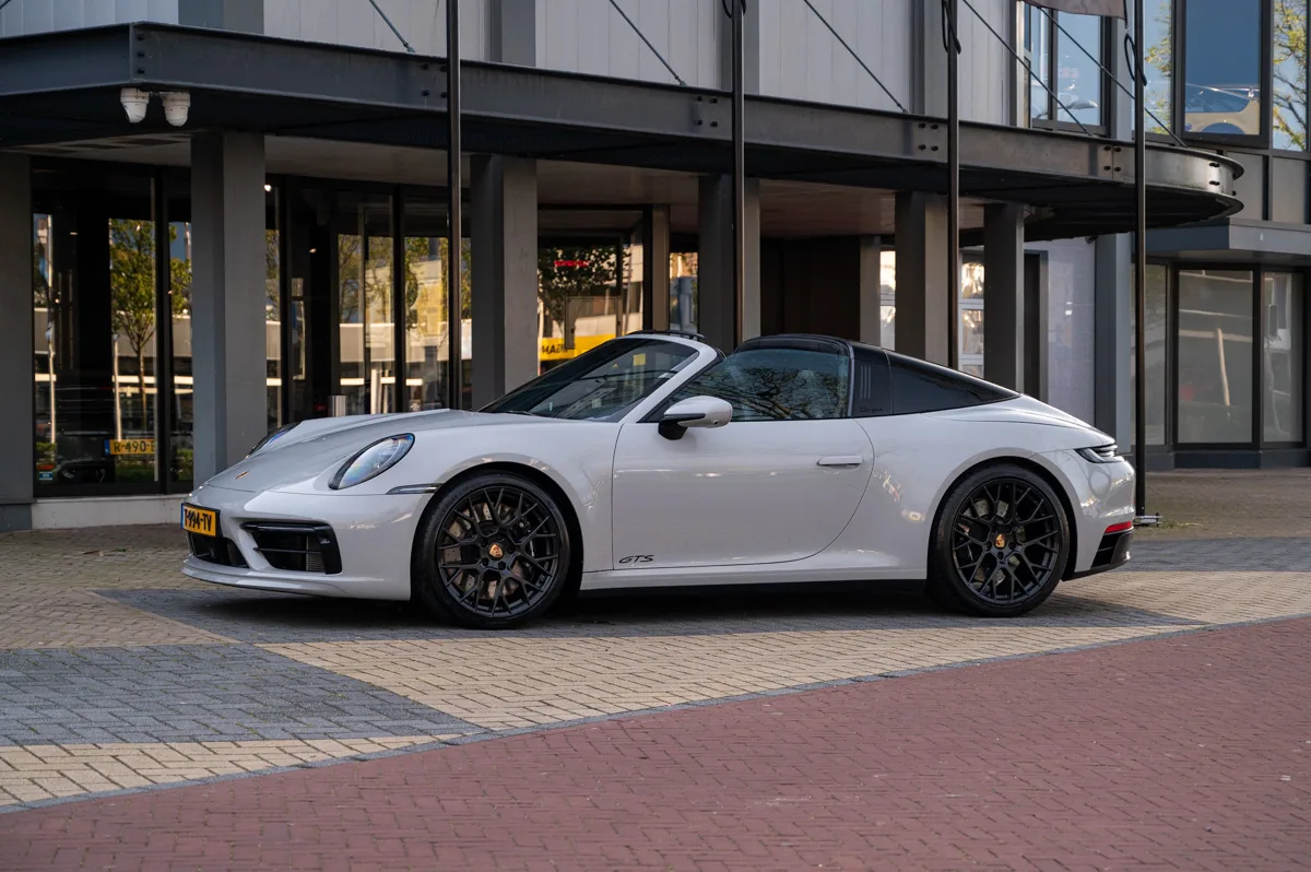 Porsche 911 (2023) — foto 1