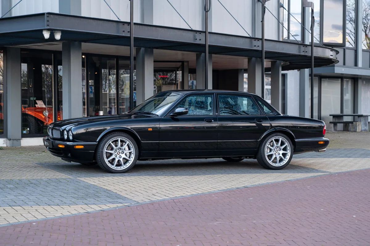 Jaguar XJR (2003) — foto 1