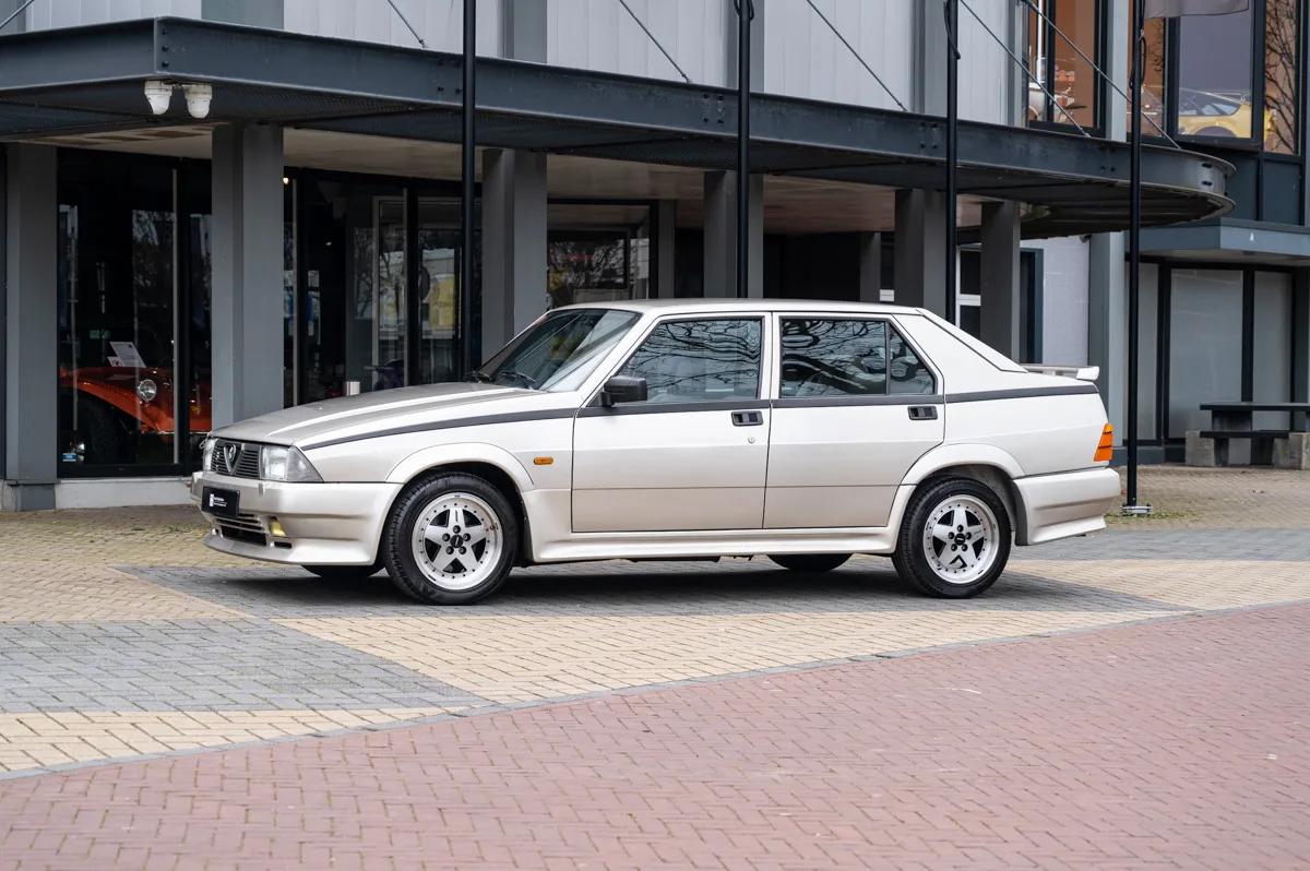 Alfa Romeo 75 (1988) — foto 1