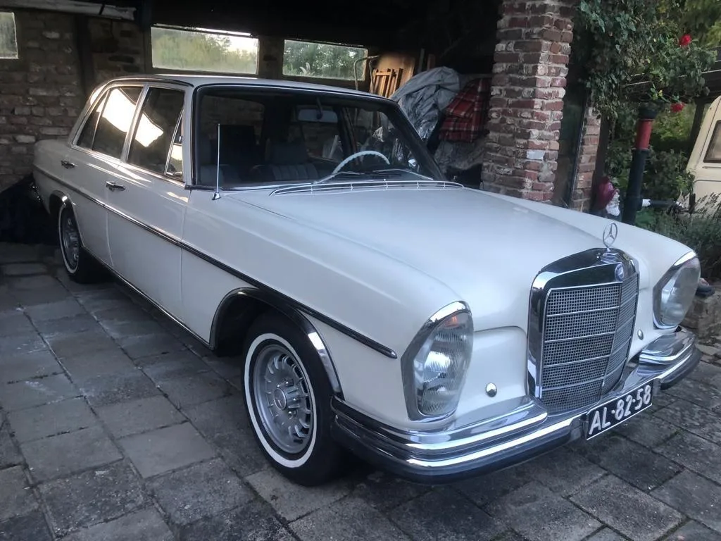 Mercedes-Benz 200-Serie (1965) — foto 1