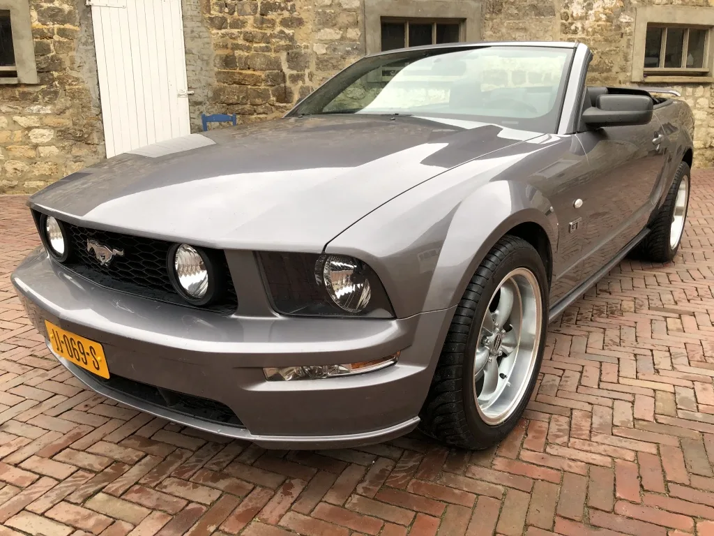 Ford Mustang (2006) — foto 1