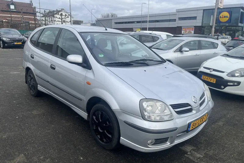 Nissan Almera Tino (2004)