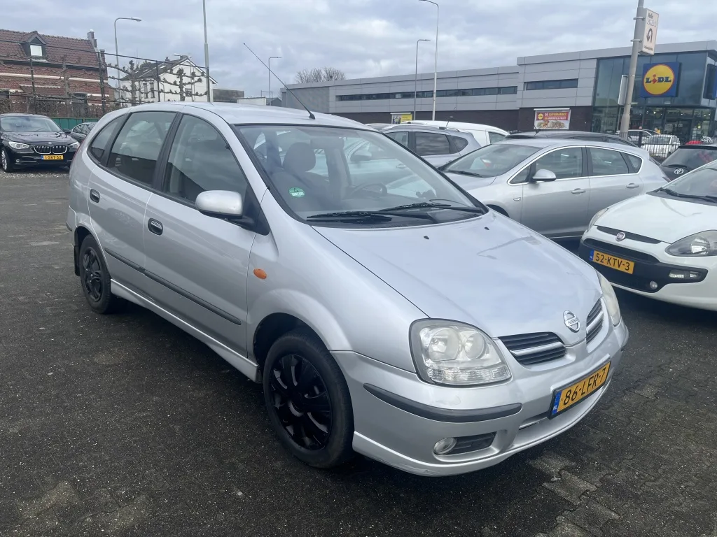 Nissan Almera Tino (2004) — foto 1